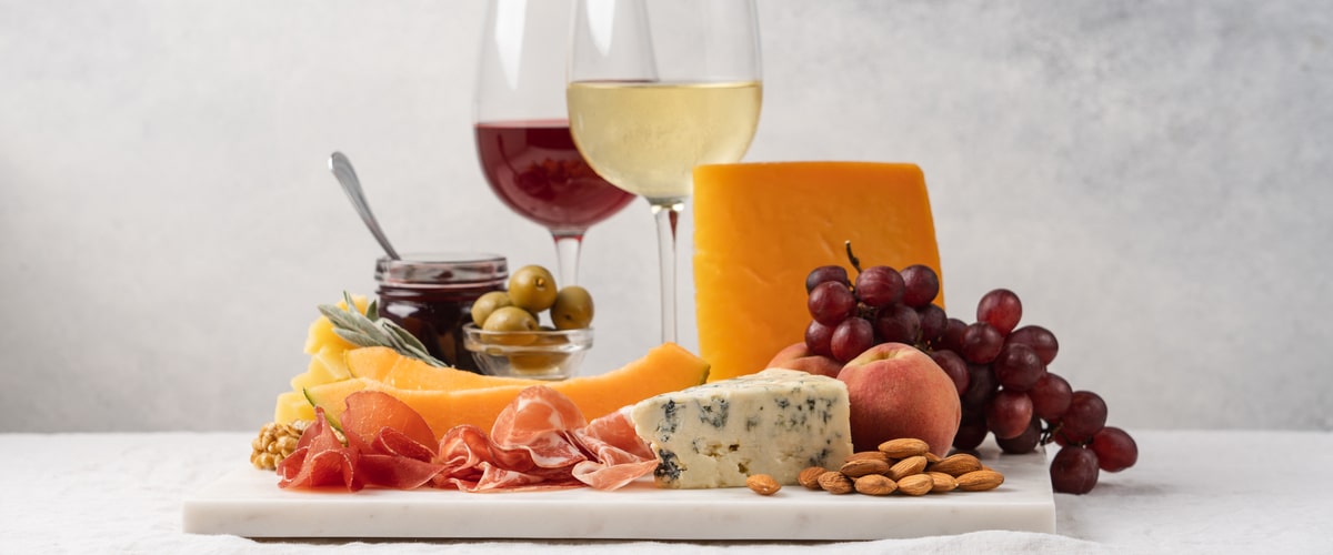 Cheddar Cheese Pairing Guide: Perfect Combinations with Wine, Beer, and More